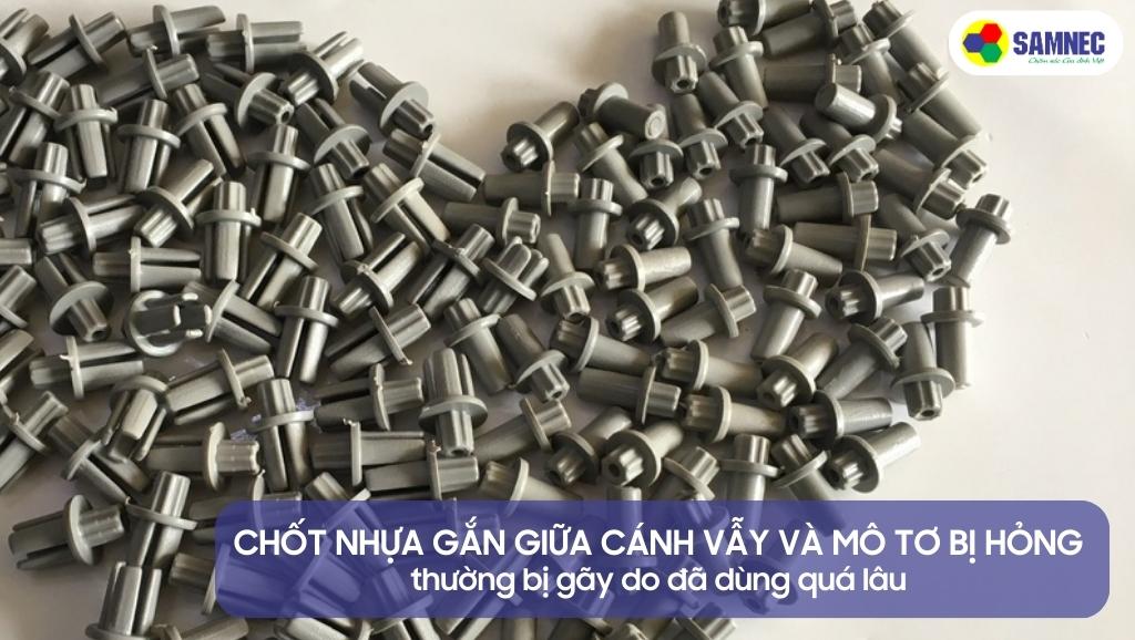 Chốt nhựa gắn giữa cánh vẫy và mô tơ bị hỏng