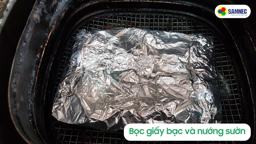 Bọc giấy bạc và nướng sườn 3 lần