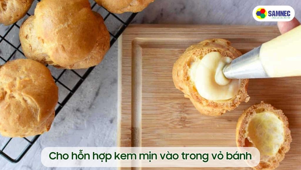 Cho hỗn hợp kem mịn vào trong vỏ bánh