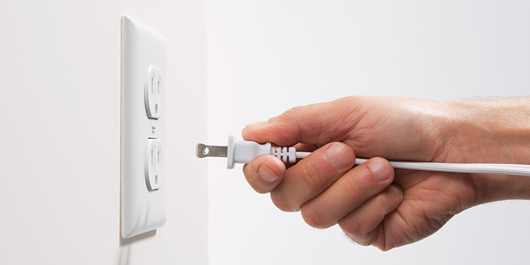 Rút dây nguồn của tủ đông ra khỏi ổ cắm