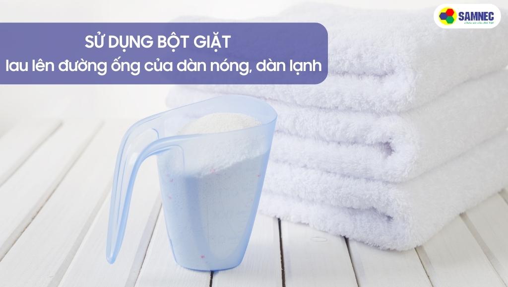 Dùng bọt xà phòng kiểm tra gas tủ lạnh