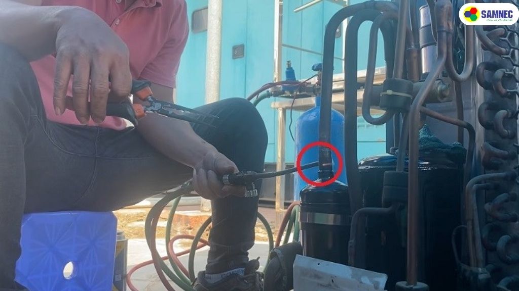 Sử dụng máy khò để cắt ống đồng kết nối trên block điều hòa.