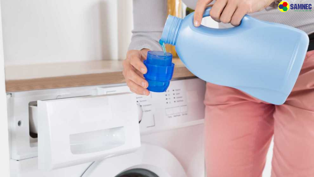 Cho nhiều bột giặt và nước giặt