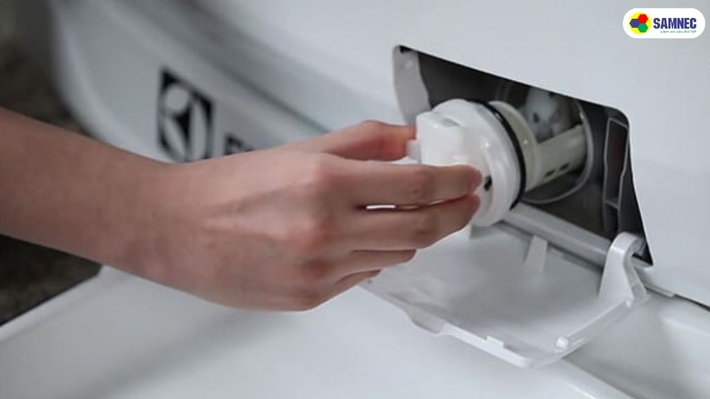 Bước 2: Xác định và tháo bộ lọc cặn