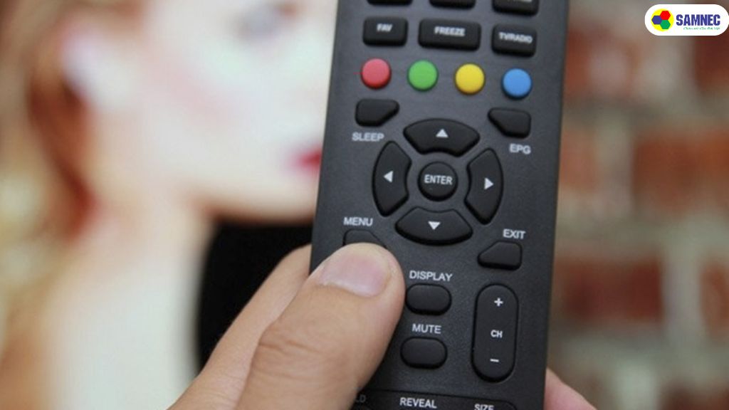 Bước 1: Khởi động tivi, sau đó nhấn nút Menu trên remote.