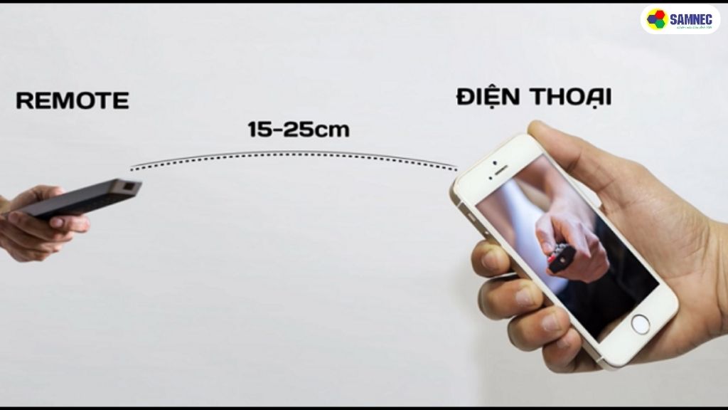 Đặt điều khiển trước camera điện thoại hoặc ống kính máy ảnh ở khoảng cách từ 15 - 25cm