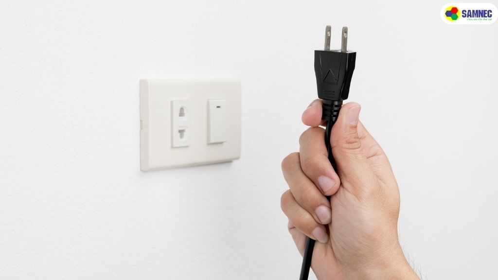 Bỏ điện dư trong tivi bằng cách rút phích cắm