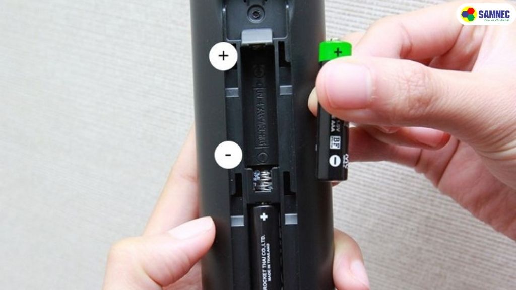 Thay pin remote 