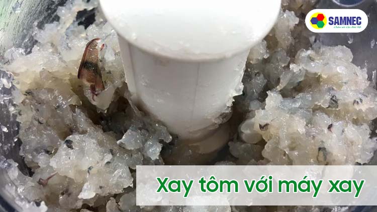 Sử dụng máy xay để xay tôm