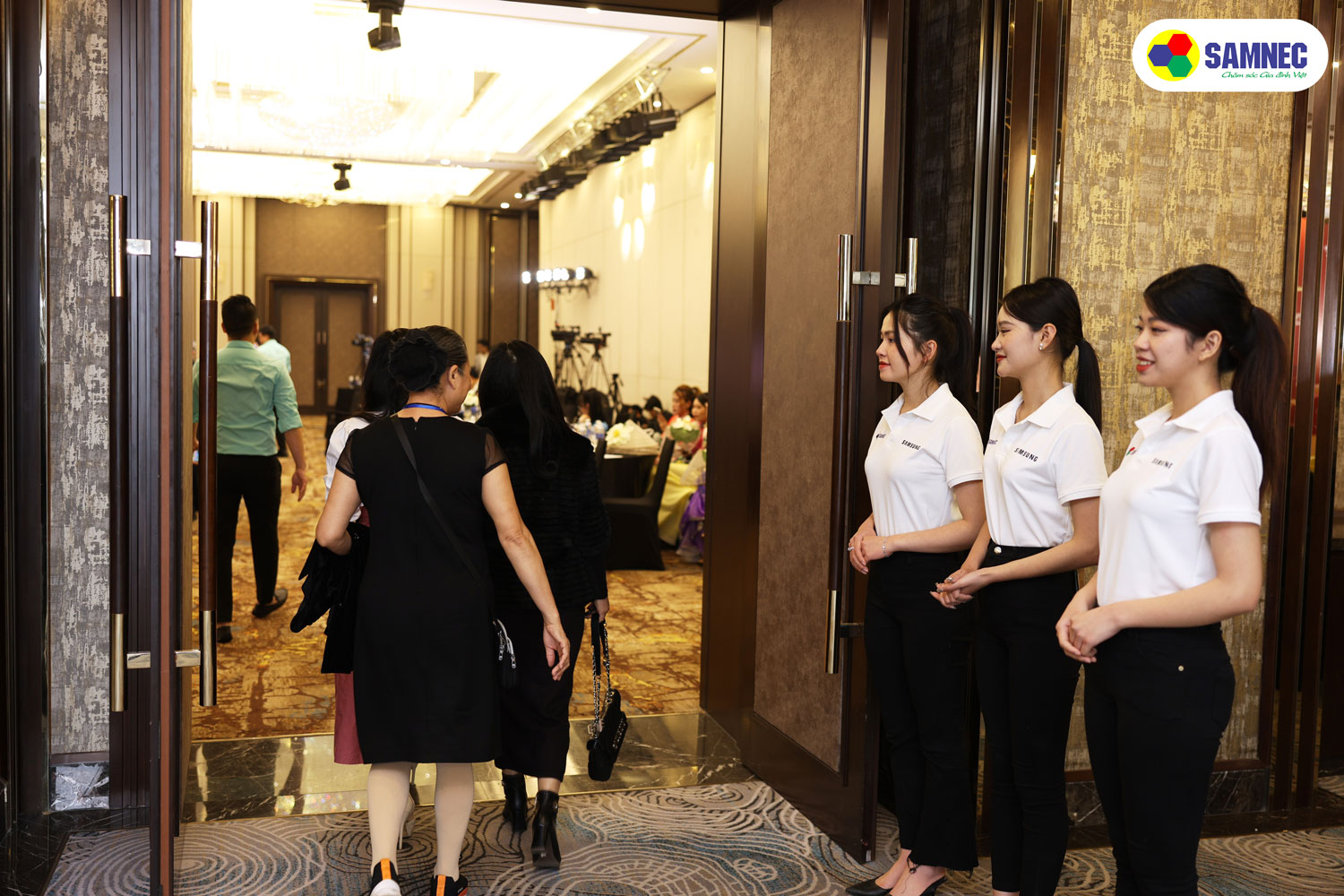 Đón tiếp trong chương trình Bốc thăm may mắn Phúc lộc tràn đầy