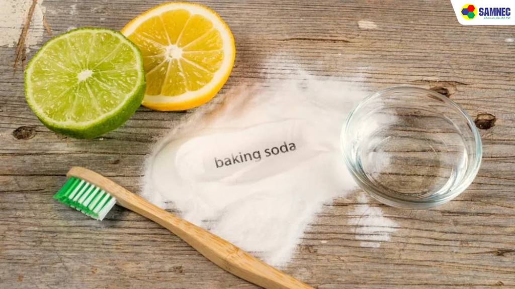 bạn hãy pha bột baking soda với chanh và nước ấm