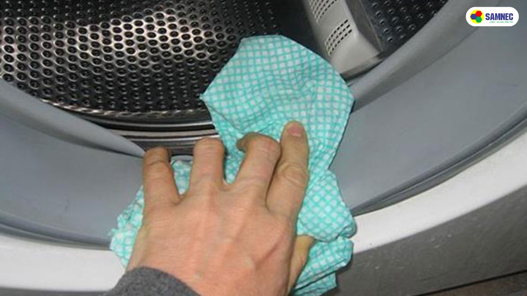 Vệ sinh các bộ phận bên trong máy giặt