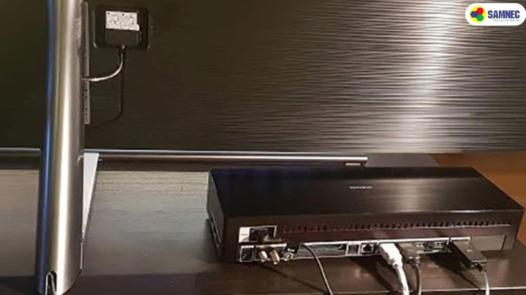One Connect linh hoạt có thể mang đi xa hoặc gắn sau tivi