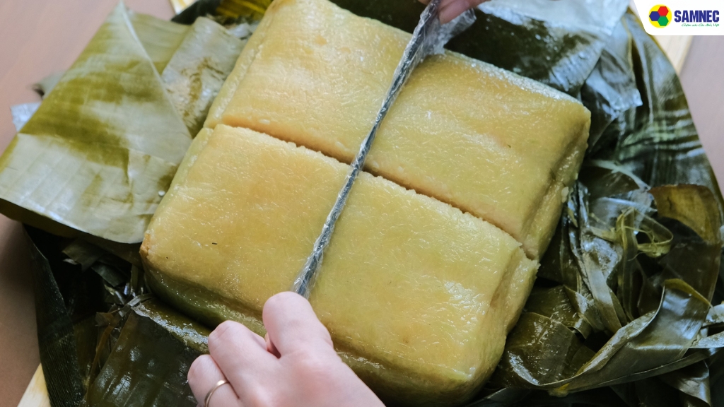 Cắt bánh chưng