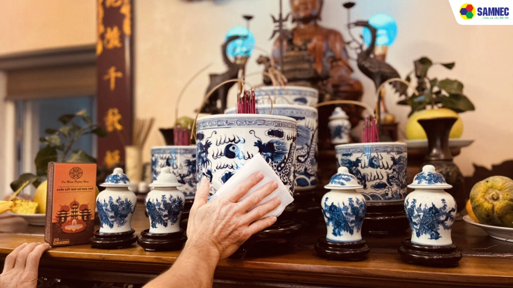 Lau dọn bàn thờ gia tiên trang nghiêm, sạch sẽ