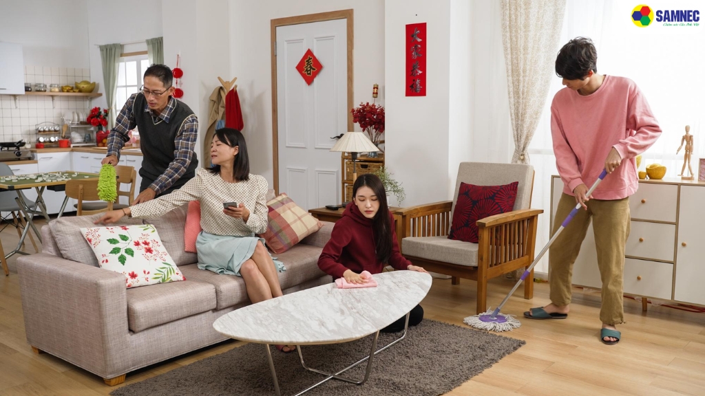 Hút bụi sofa và làm sạch bàn ghế