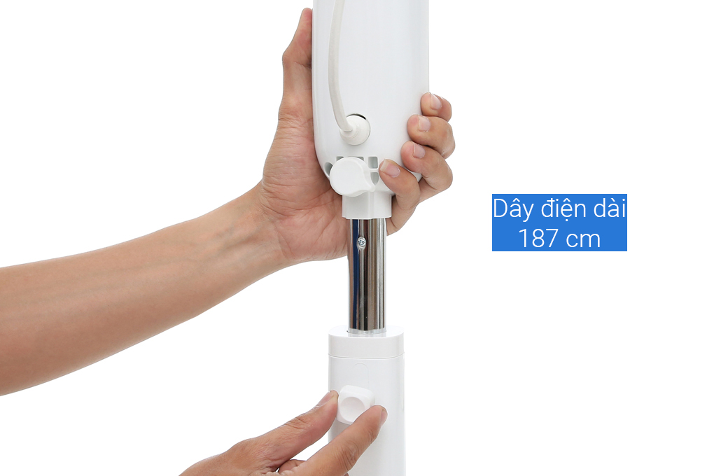 Quạt đứng Toshiba sử dụng nguồn điện 220 V, lưu ý rút cắm điện trước khi thao tác vệ sinh cánh quạt Quạt đứng Toshiba sử dụng nguồn điện 220 V, lưu ý rút cắm điện trước khi thao tác vệ sinh cánh quạt