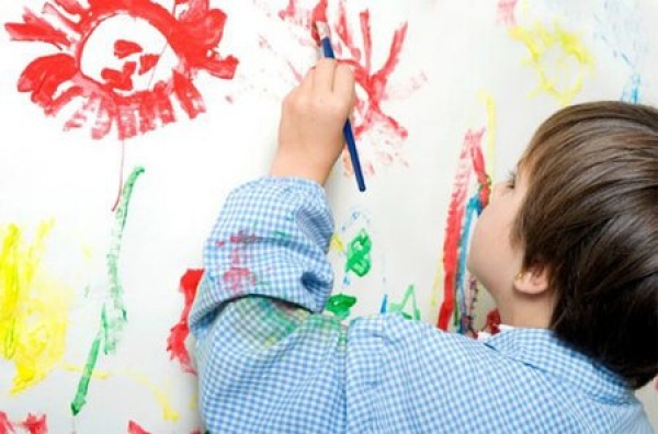 Giặt bằng nước nóng giúp tẩy sạch vết bẩn trên quần áo